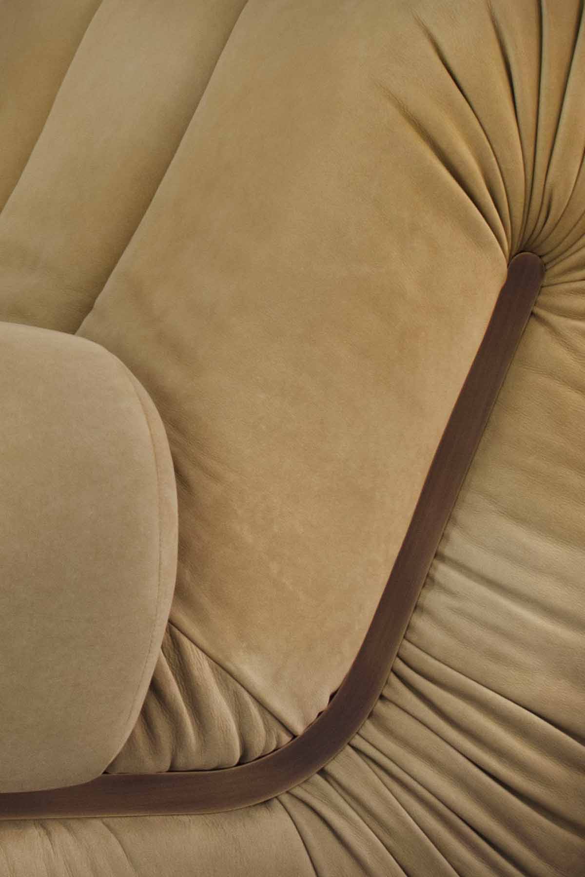 rugiano_stand23_50_cut